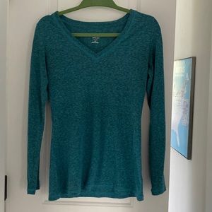 Long sleeve v-neck t-shirt